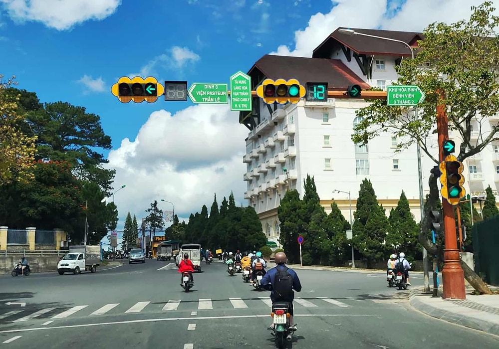 Hiện Đà Lạt đã có những ngã tư có đèn giao thông, bạn lưu ý khi di chuyển để không vi phạm luật